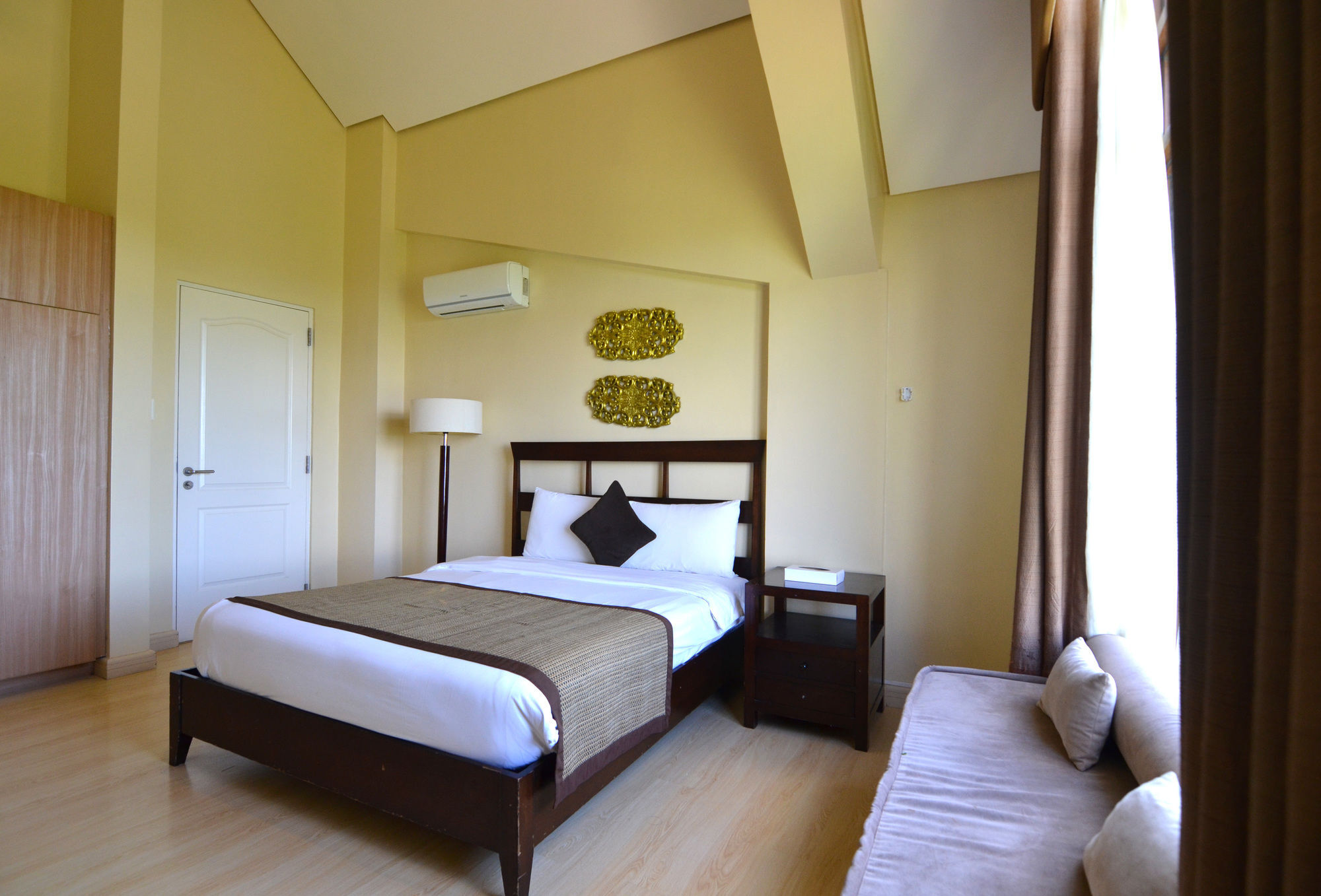 Crosswinds Resort Suites Tagaytay City Екстер'єр фото