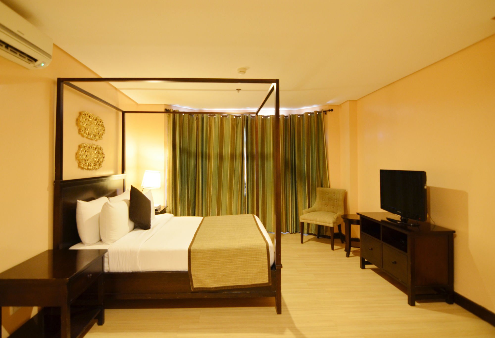 Crosswinds Resort Suites Tagaytay City Екстер'єр фото